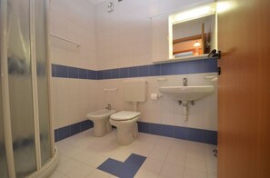 Departamento, 2 habitaciones | Baño | Regadera y toallas 