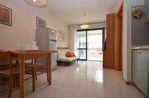 Departamento, 2 habitaciones | Área de sala de estar | Televisión 