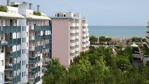 Ein Küstenwohngebiet mit mehrstöckigen Gebäuden, Balkonen und Blick auf das Meer.