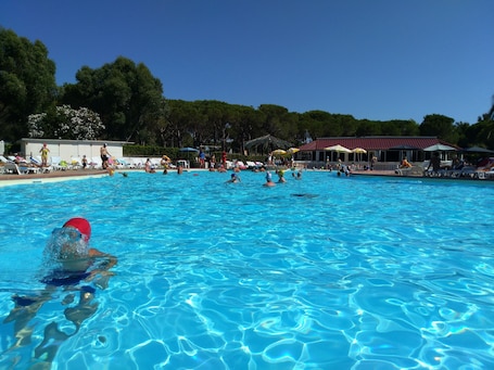 Seasonal outdoor pool, sun loungers