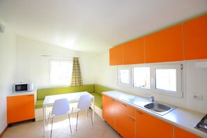 TV de tela plana, mesa de pingue-pongue