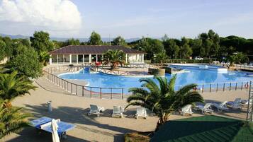Piscine extérieure (ouverte en saison), parasols de plage