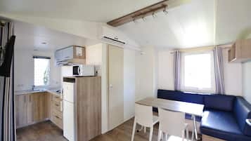 Lemari es, microwave, kompor, dan peralatan masak/sendok-piring