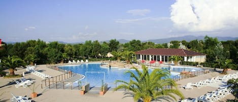 Seasonal outdoor pool, pool umbrellas, sun loungers