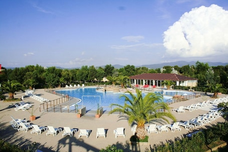 Seasonal outdoor pool, pool umbrellas, sun loungers