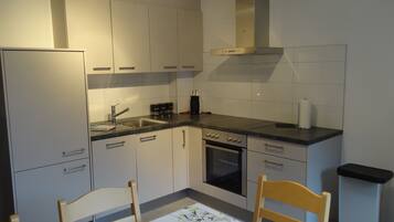 Huoneisto, 2 makuuhuonetta, parveke, vuoristonäköala | Yksityinen keittiö | Jääkaappi, uuni, liesi, astianpesukone