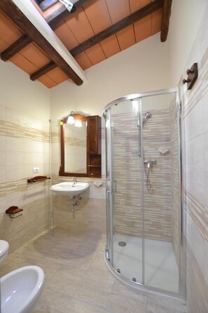 Dusche, Bidet, Handtücher