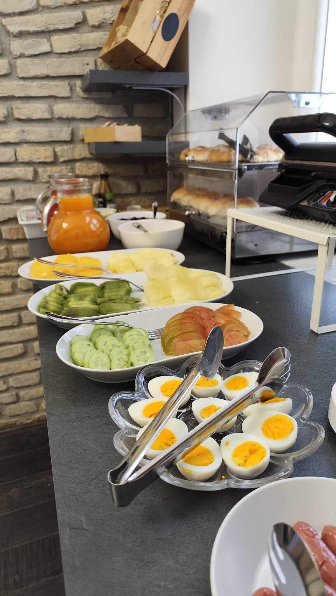 Un buffet de petit-déjeuner proposant une variété d’aliments et un coin café.