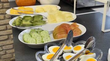 Un buffet de petit-déjeuner proposant une variété d’aliments et un coin café.