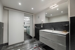 Habitación cuádruple | Baño | Regadera, amenidades de baño gratuitas, secadora de cabello, toallas 