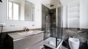 Camera tripla | Bagno | Doccia, set di cortesia gratuito, asciugacapelli, asciugamani