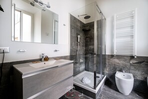 Triple Room | Bathroom | Shower, free toiletries, hair dryer, towels