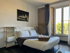 Deluxe Double Room | Minibar, in-room safe, desk, iron/ironing board - Arch Rome Suites (Rome)