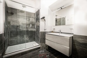 Shower, perlengkapan mandi gratis, pengering rambut, dan handuk