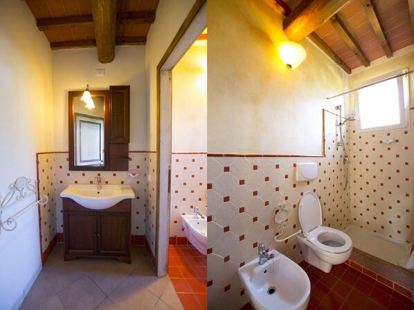 Un baño con lavabo, bidé e inodoro.