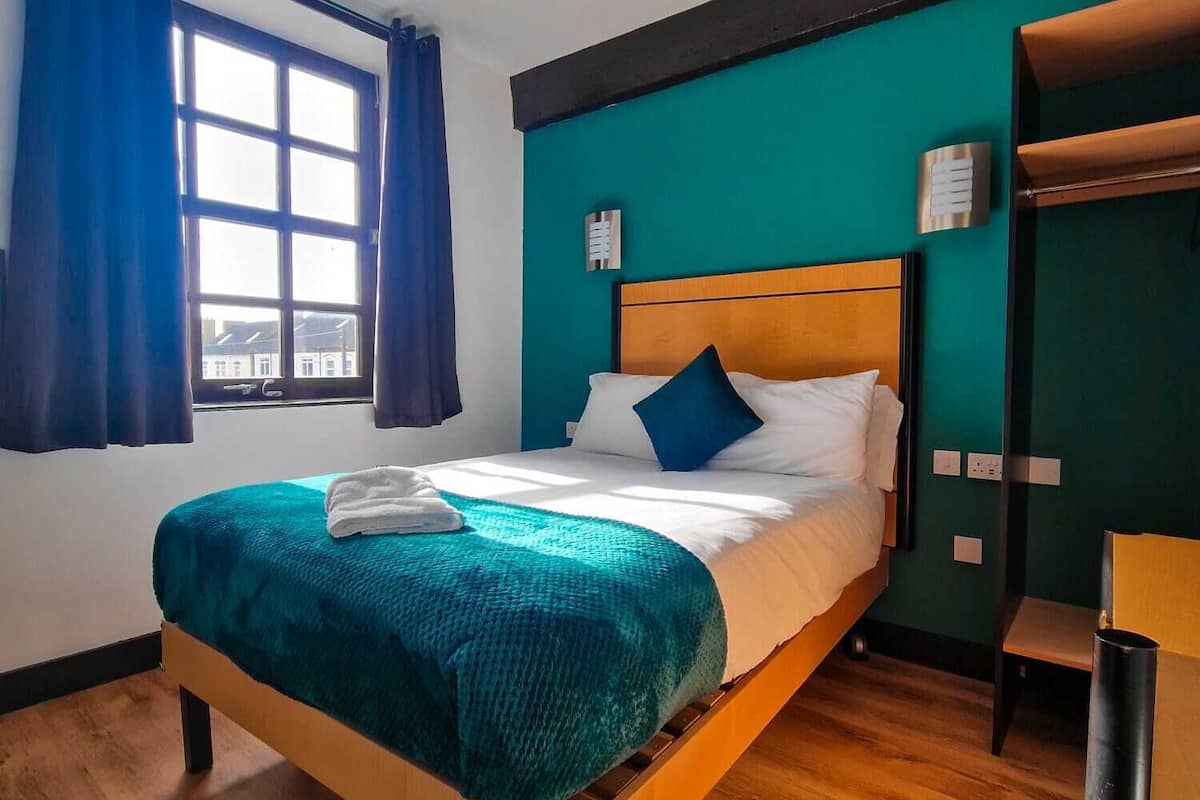 standard double room | iron/ironing board, free wifi, bed sheets
