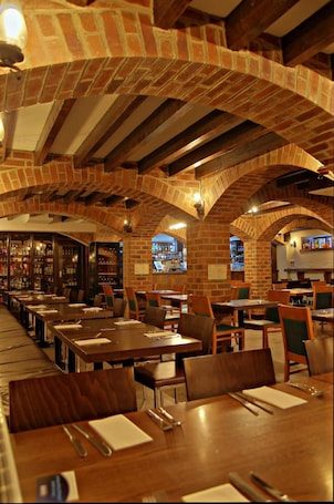 Se sirven almuerzos y cenas. Cornmill Hotel