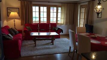 Apartemen, 3 kamar tidur, balkon | Area keluarga | TV layar datar