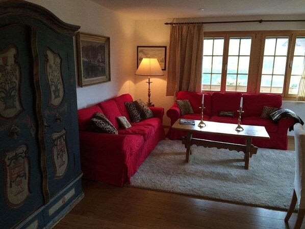 Departamento, 3 habitaciones, balcón | Área de sala de estar | Televisión de pantalla plana 