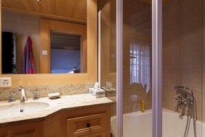 Deluxe-huoneisto, 3 makuuhuonetta, terassi (2 Bathrooms) | Kylpyhuone | Suihkun ja ammeen yhdistelmä, syvä kylpyamme, pyyhkeet