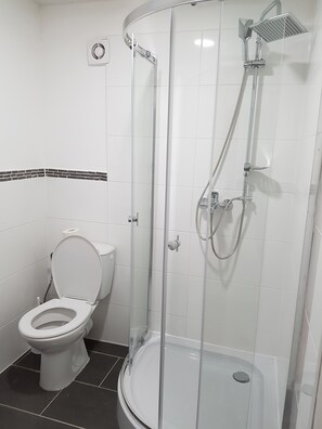 Economy driepersoonskamer | Een bureau, een strijkplank/strijkijzer, gratis wifi, beddengoed