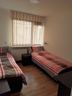 Economy Double Room | Desk, iron/ironing board, free WiFi, bed sheets - Haus Baron 4 (Muehlheim am Main)
