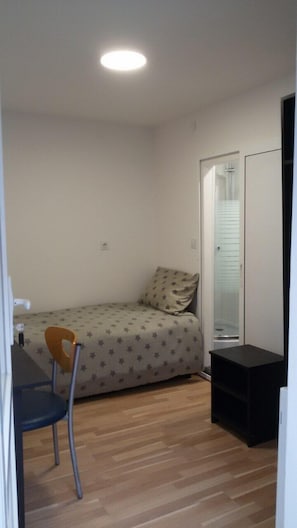 Quarto solteiro conforto | Escrivaninha, ferros/tábuas de passar roupa, Wi-Fi de cortesia
