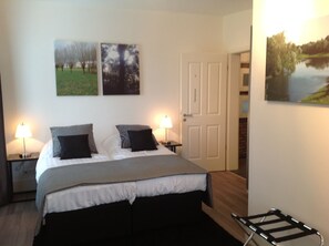 ห้องคอมฟอร์ทดับเบิล | เครื่องนอนระดับพรีเมียม, โต๊ะทำงาน, พื้นที่ทำงานแบบใช้แล็ปท็อป