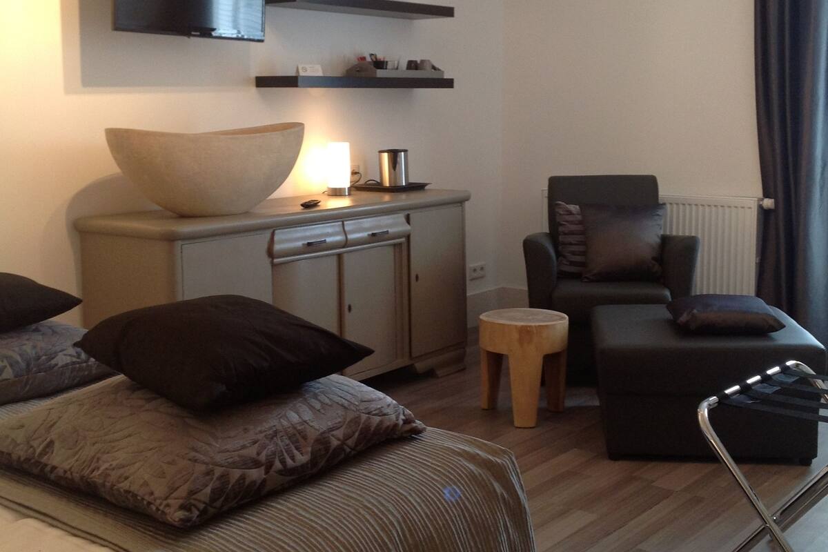 Phòng đôi tiện nghi đơn giản | Bộ đồ giường cao cấp, bàn, khu vực làm việc phù hợp cho laptop