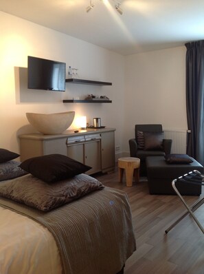 Phòng đôi tiện nghi đơn giản | Bộ đồ giường cao cấp, bàn, khu vực làm việc phù hợp cho laptop 