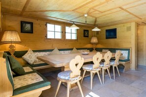 Chalé, 5 quartos, terraço, vista para a montanha | Opções para refeição no quarto