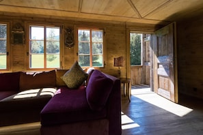 Chalé, 5 quartos, terraço, vista para a montanha | Sala de estar | Lareira