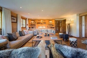 Luxury Apartment, 6 Bedrooms, Mountain View | Living room | Flat-screen TV, fireplace