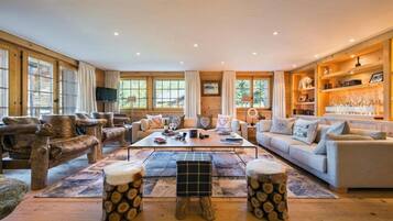 Luxury Apartment, 6 Bedrooms, Mountain View | Living room | Flat-screen TV, fireplace