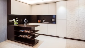 Una cocina moderna con armarios oscuros, una isla integrada y un salpicadero decorativo.