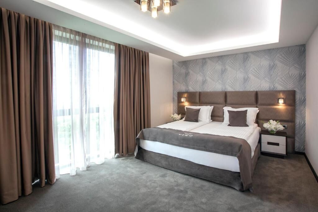 Deluxe Apartment | Minibar, in-room safe, desk, laptop workspace