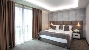 Deluxe Apartment | Minibar, in-room safe, desk, laptop workspace