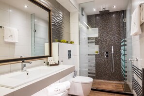 Superior appartement | Badkamer | Een douche, gratis toiletartikelen, een haardroger, pantoffels