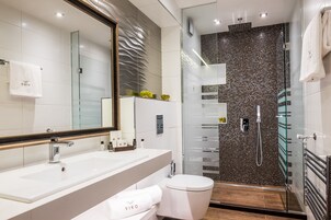Superior Apartment | Bathroom