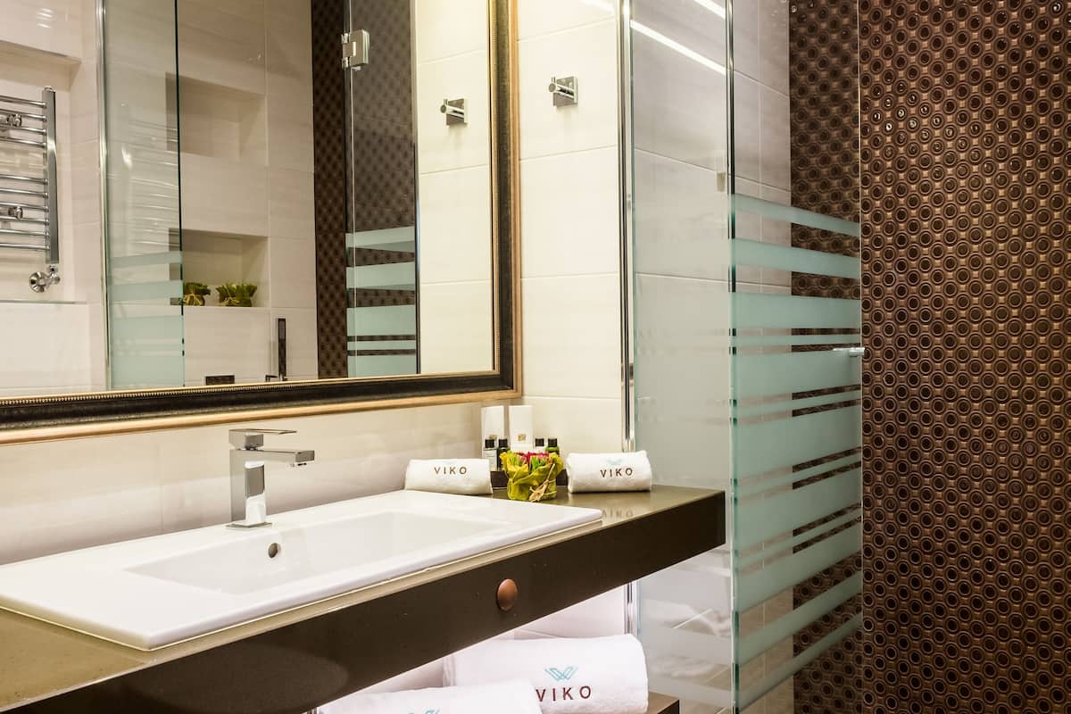 family apartment | bathroom | shower, free toiletries, hair dryer, slippers