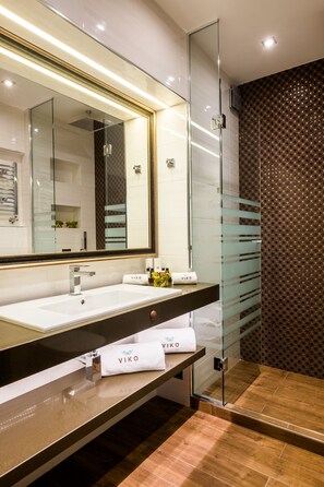 Family Apartment | Bilik Mandi | Pancuran mandi, kelengkapan dandanan diri percuma, pengering rambut 