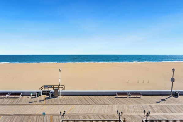 On the beach - Americana Motor Inn (Ocean City)