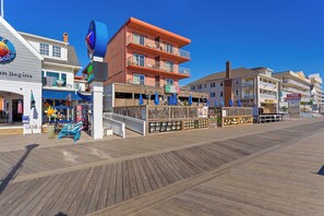 Outdoor dining - Americana Motor Inn (Ocean City)