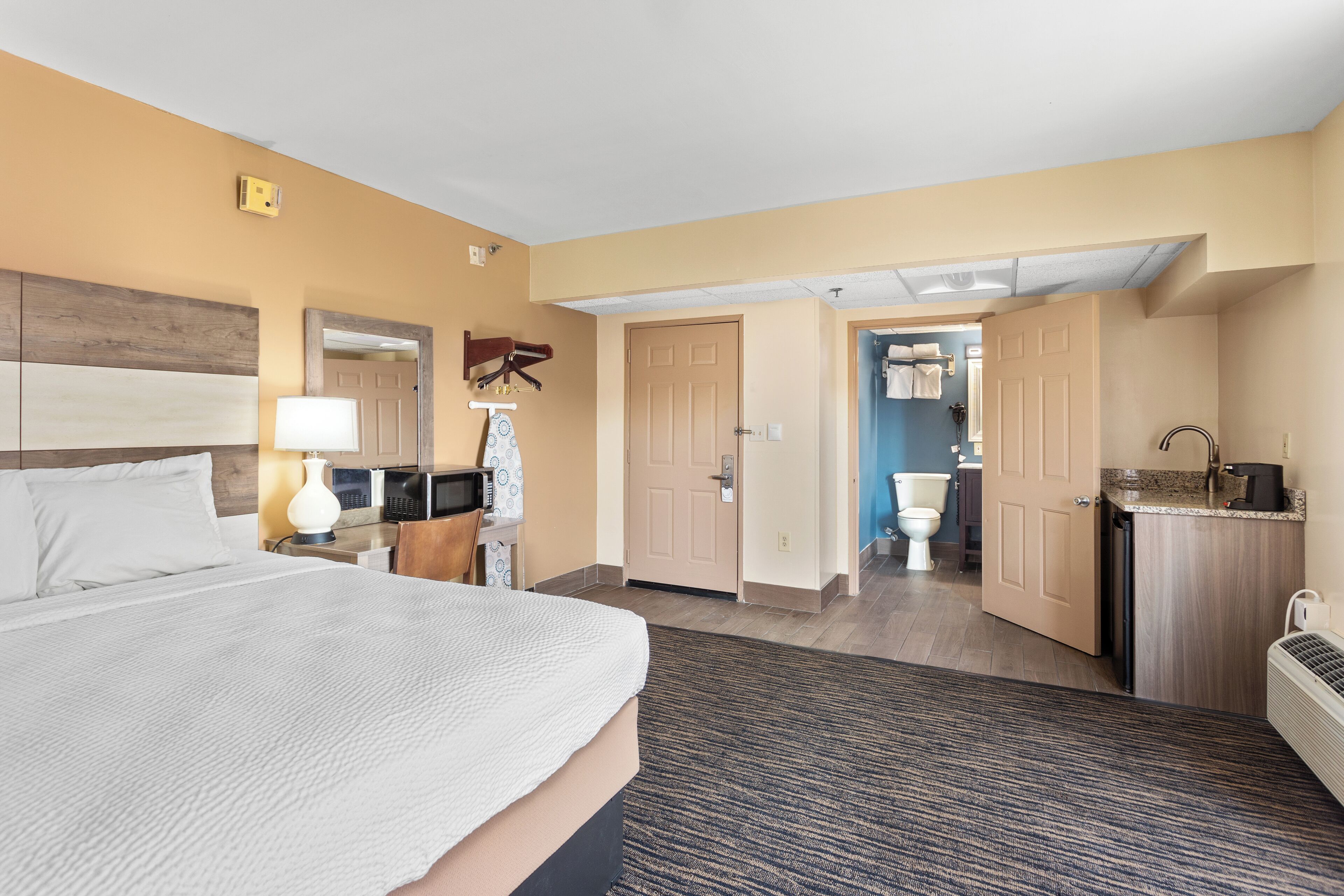 economy room, 1 queen bed | desk, blackout curtains, iron/ironing board, free wifi