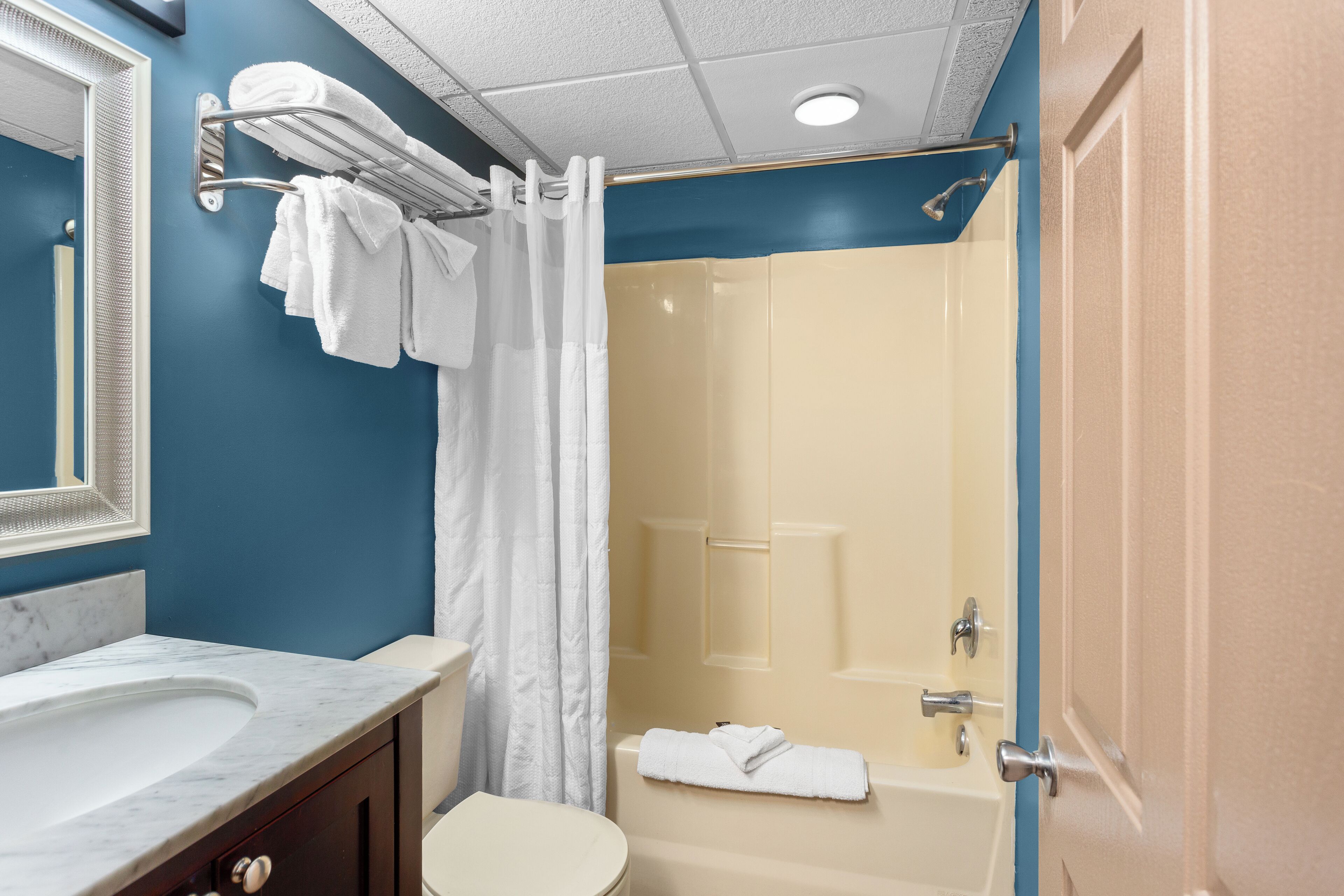 room, non smoking, oceanfront | bathroom | combined shower/bathtub, free toiletries, hair dryer, towels