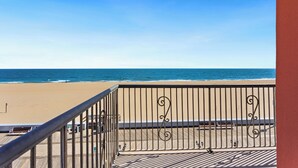 A balcony with a view of the beach and ocean. - Americana Motor Inn (Ocean City)