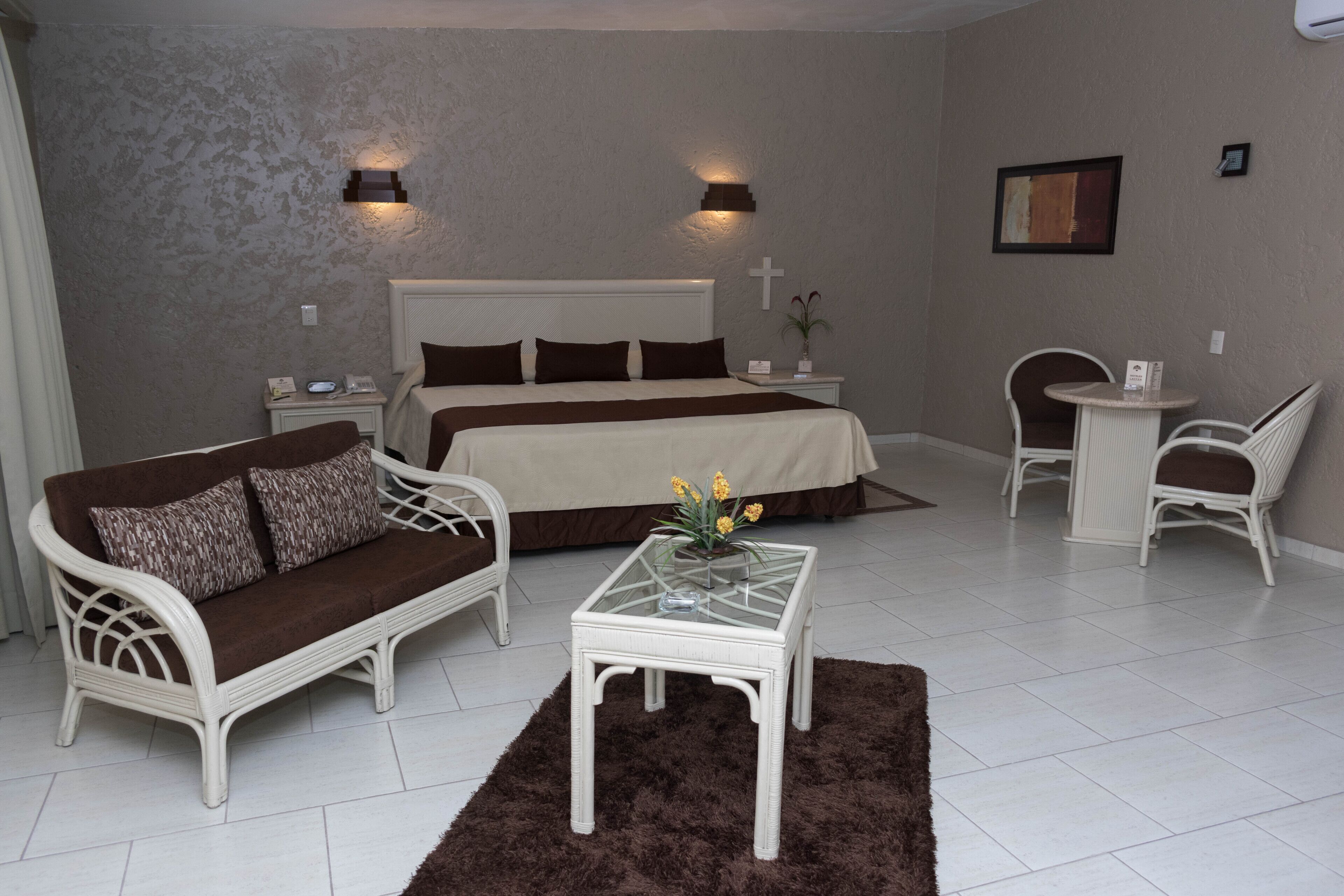 executive studio suite | frette italian sheets, premium bedding, down duvets, minibar