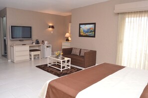 Executive Studio Suite | Frette Italian sheets, premium bedding, down comforters, minibar