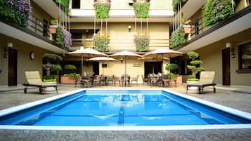 Una piscina al aire libre