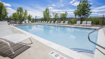 Kolam renang outdoor